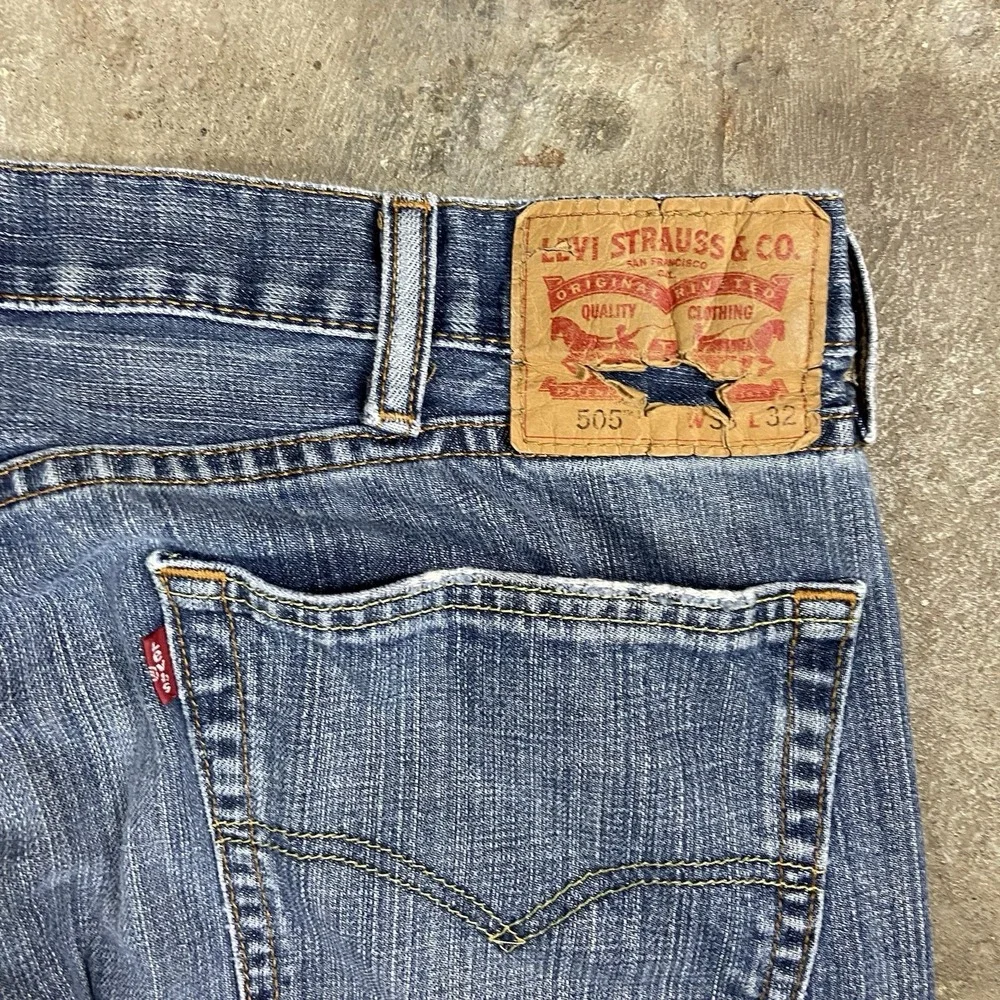 Levi's 505 Jeans Size 38x32 Blue Denim Medium Wash Classic Straight Fit Casual